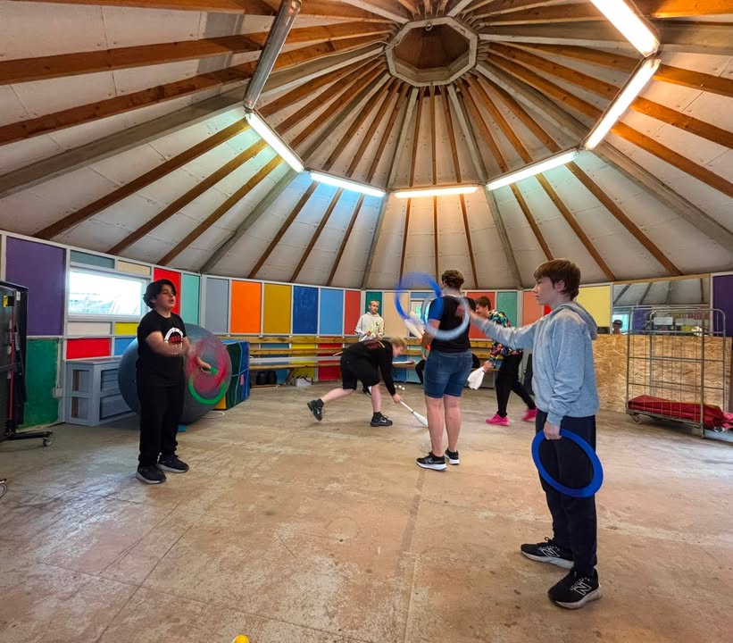 I dag lærer vi nye tricks på BUF Cirkus Kæphøj børnecirkus for hele familien Cirkus…